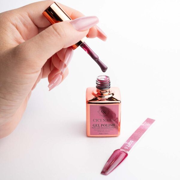 Soft 5 15 ml - Duboka ružičasto-berry nijansa s cat eye efektom