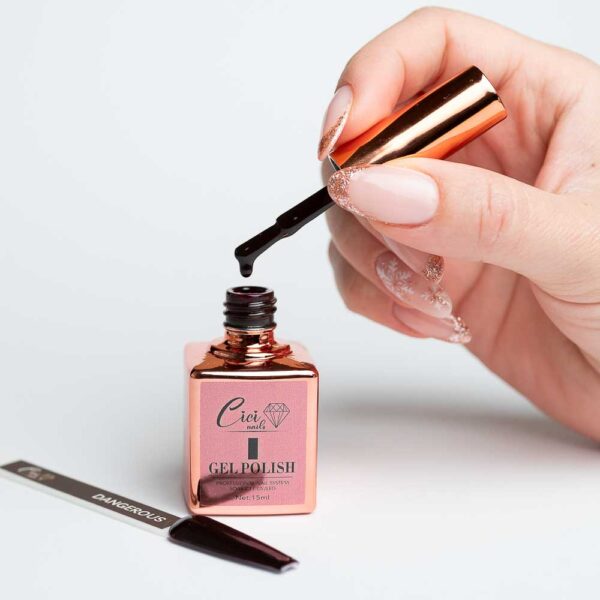 Dangerous 15 ml - tamna crvena nijansa neodoljive dramatičnosti
