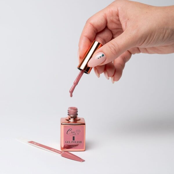 Octavia 15ml - gel lak u hladno smeđoj nijansi s roza podtonom