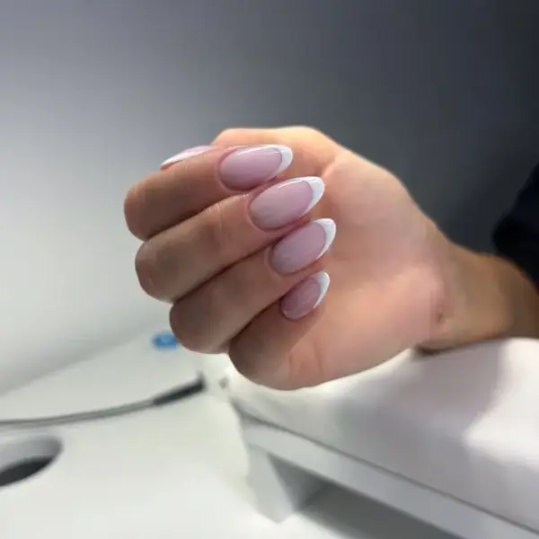 nježno roza nijansa acrygela u french varijanti cici nails