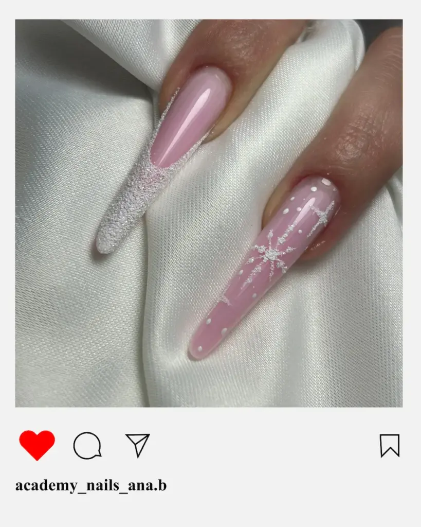 nail art božićni nokti šljokice a opet elegancija
